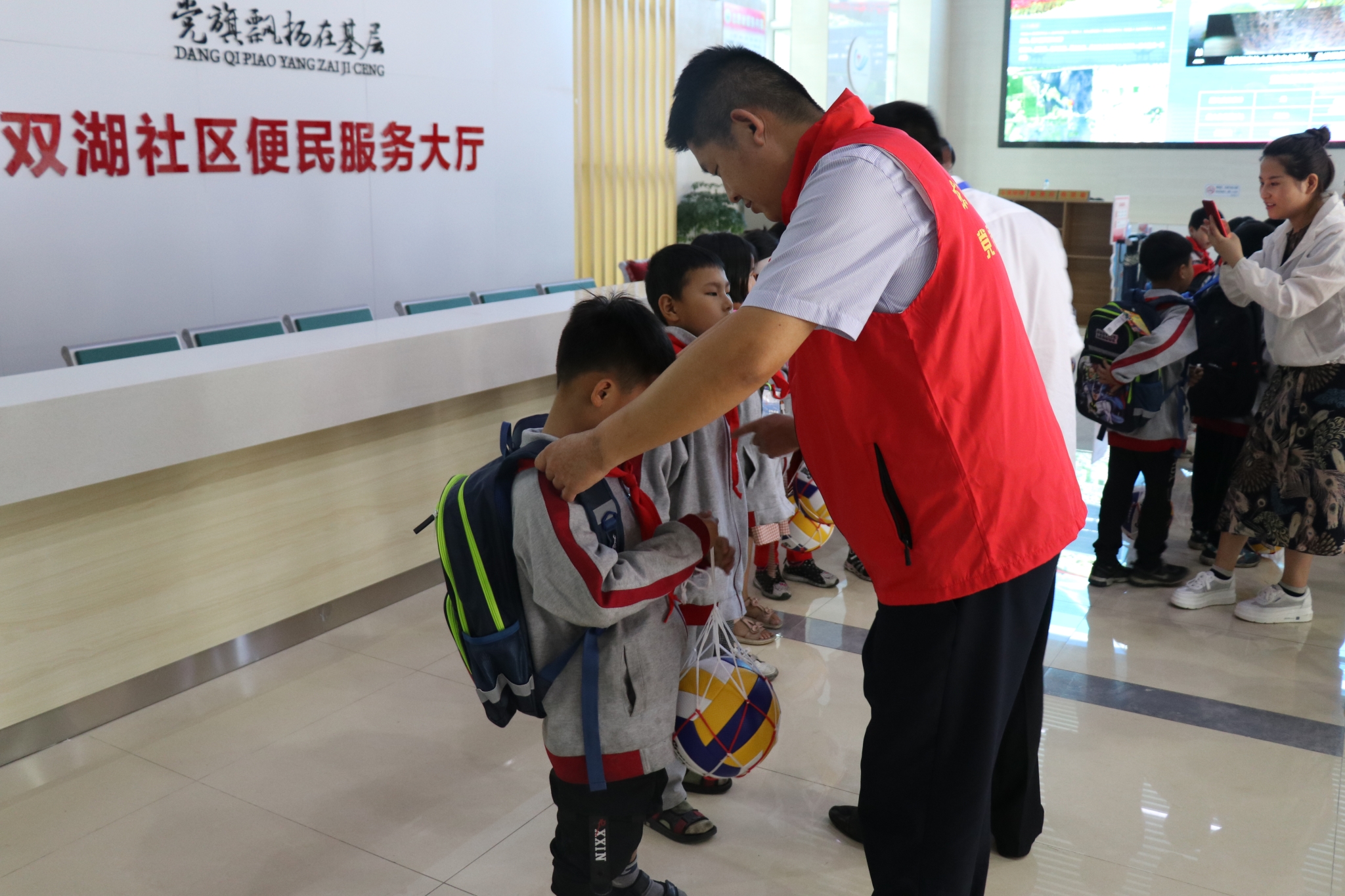 志愿者送出節(jié)日禮物.jpg 志愿者送出節(jié)日禮物.jpg