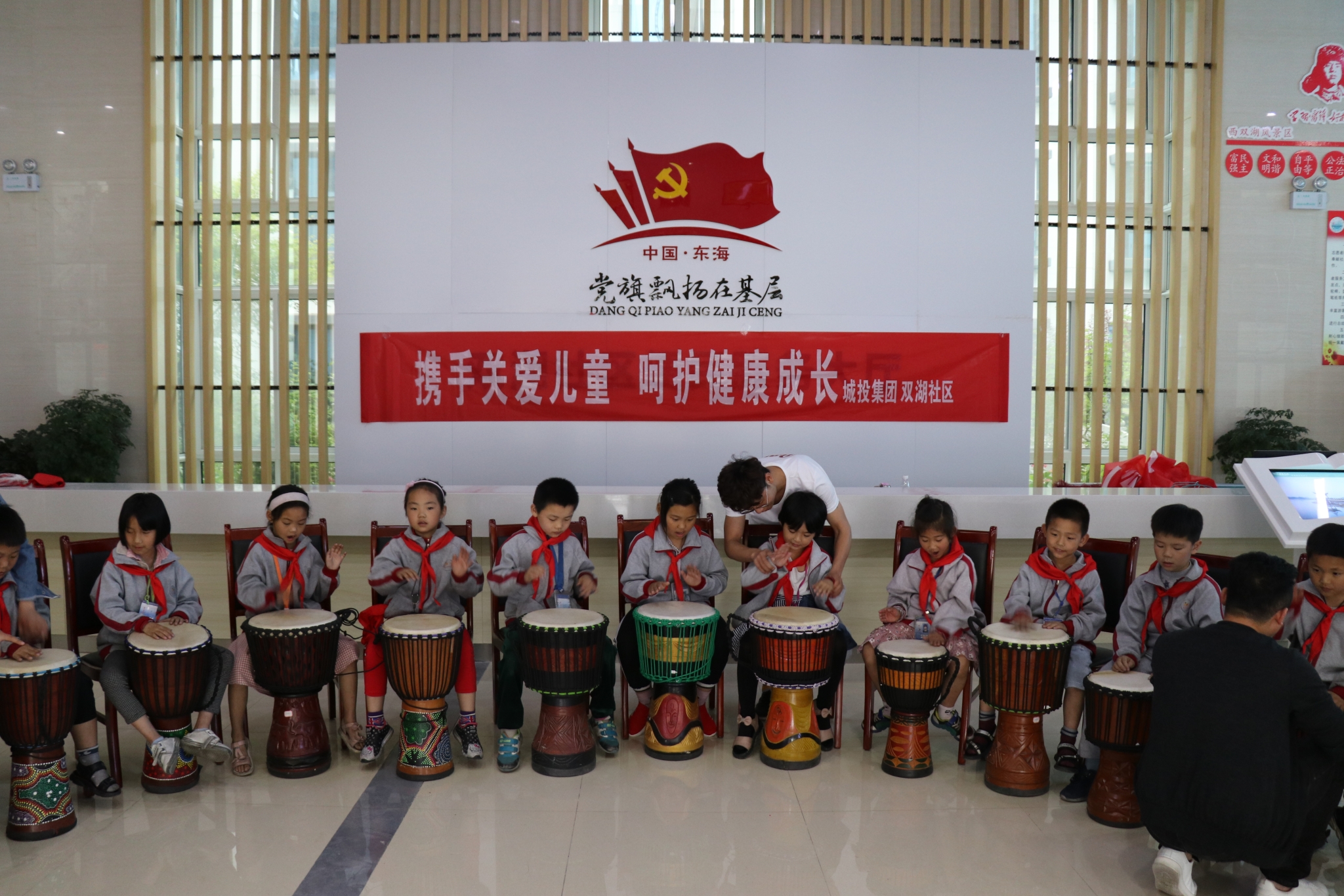 黨旗飄揚(yáng)在基層2.jpg 黨旗飄揚(yáng)在基層2.jpg